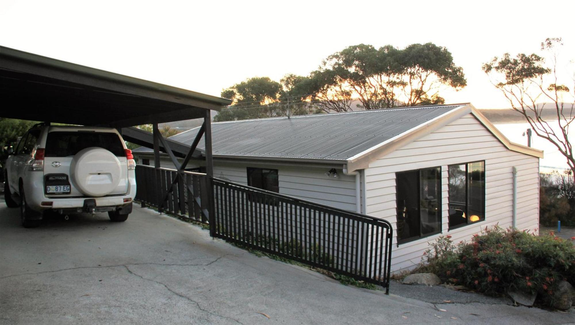 Kingfisher Cottage Beachfront At The Binalong Bay Екстериор снимка