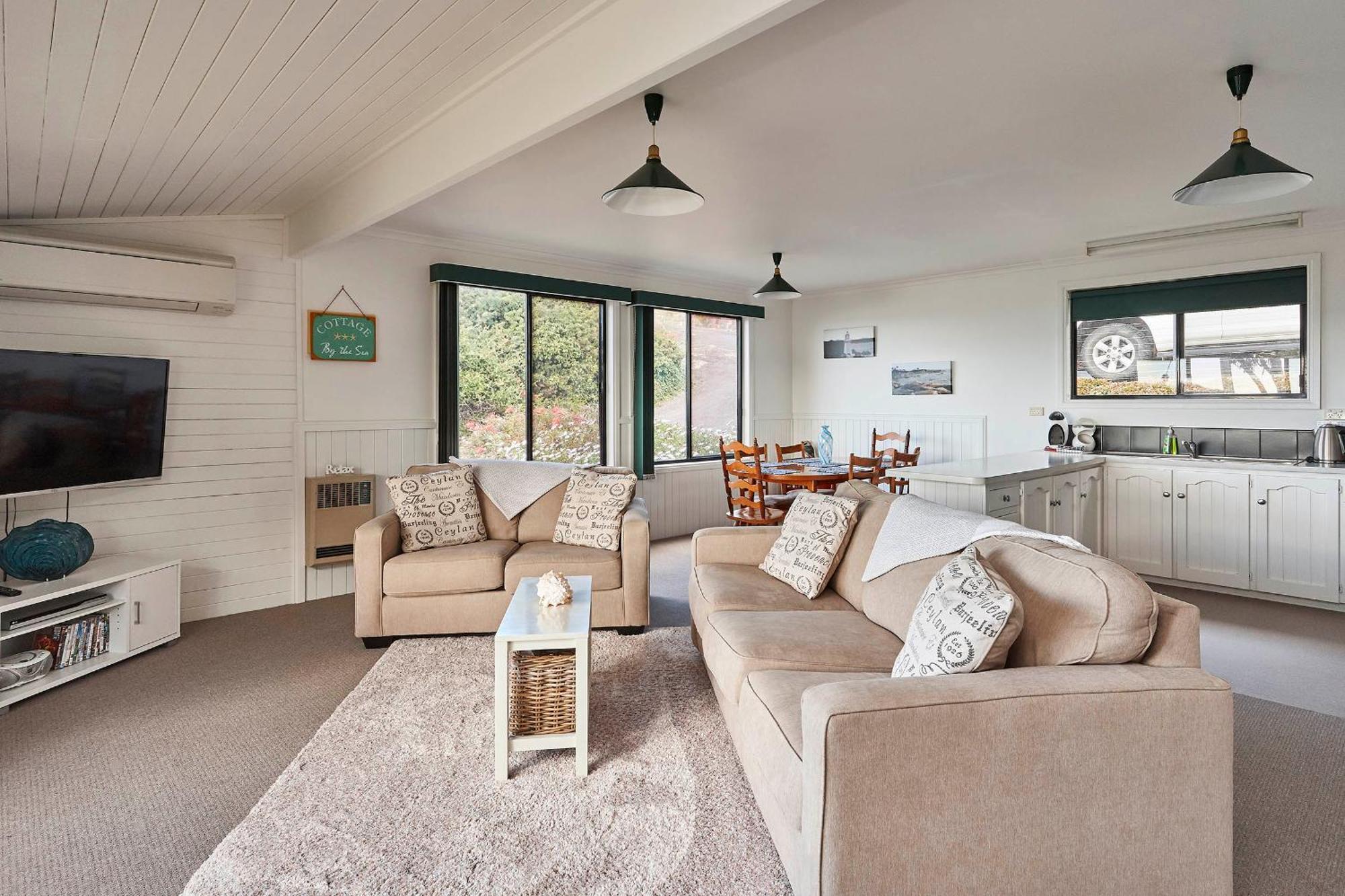 Kingfisher Cottage Beachfront At The Binalong Bay Екстериор снимка