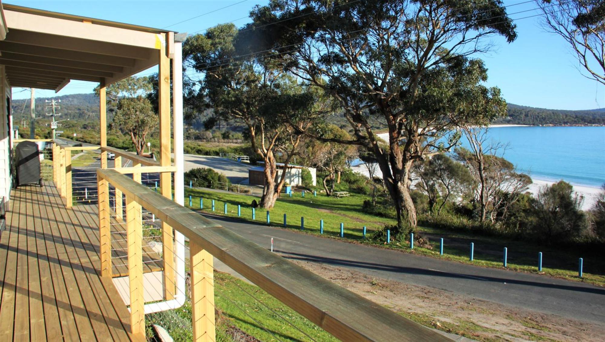 Kingfisher Cottage Beachfront At The Binalong Bay Екстериор снимка