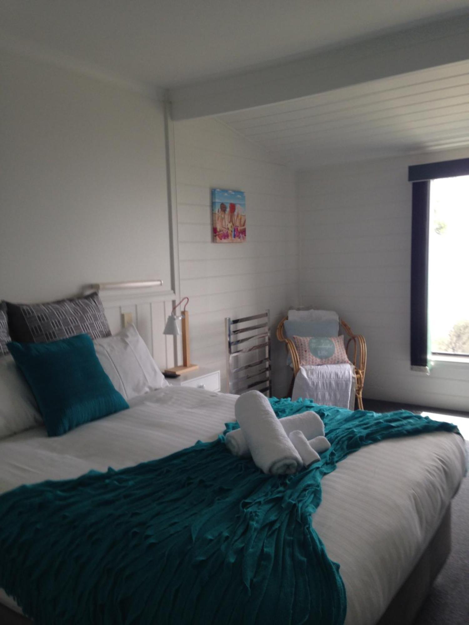 Kingfisher Cottage Beachfront At The Binalong Bay Екстериор снимка