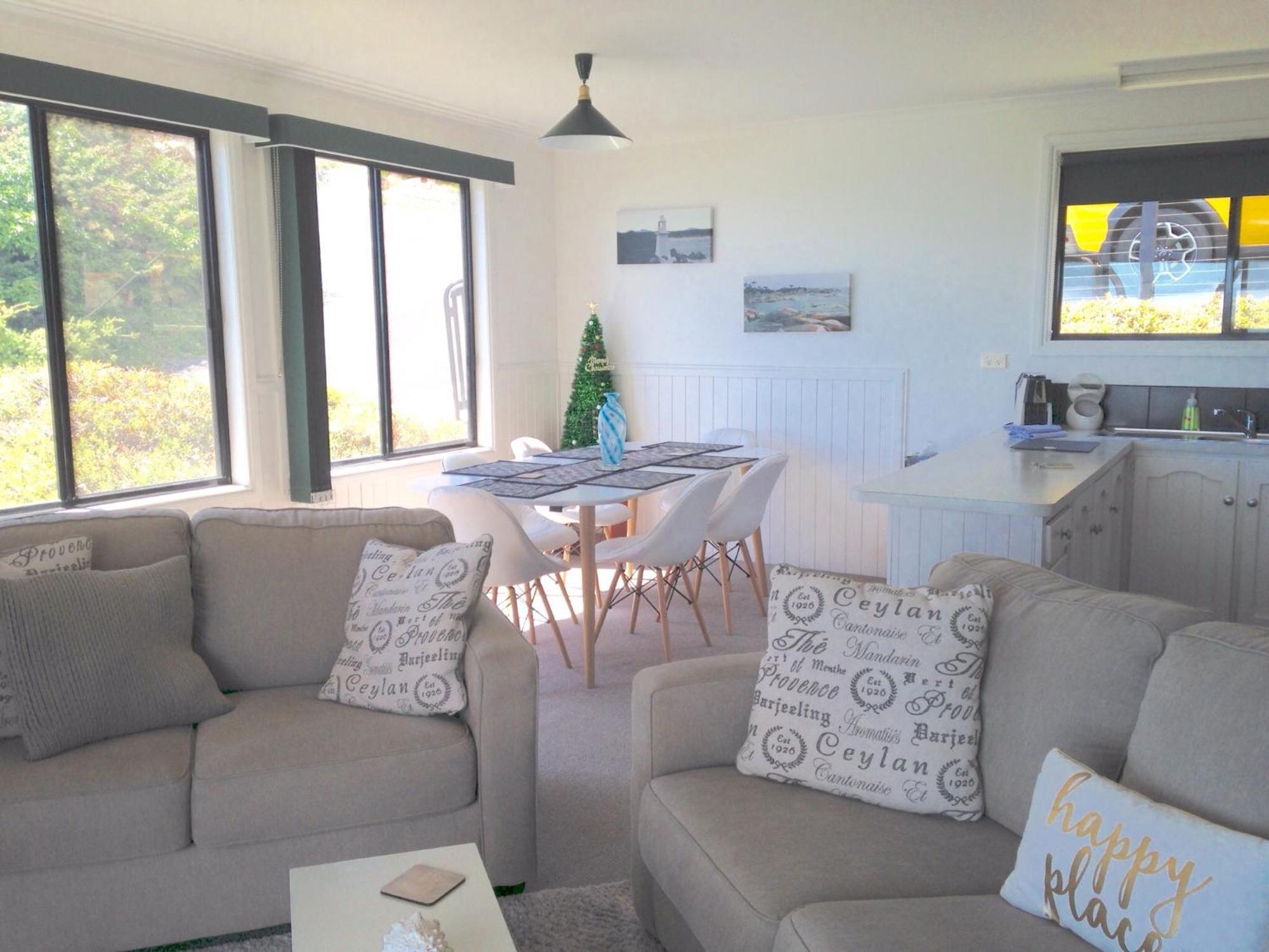 Kingfisher Cottage Beachfront At The Binalong Bay Екстериор снимка